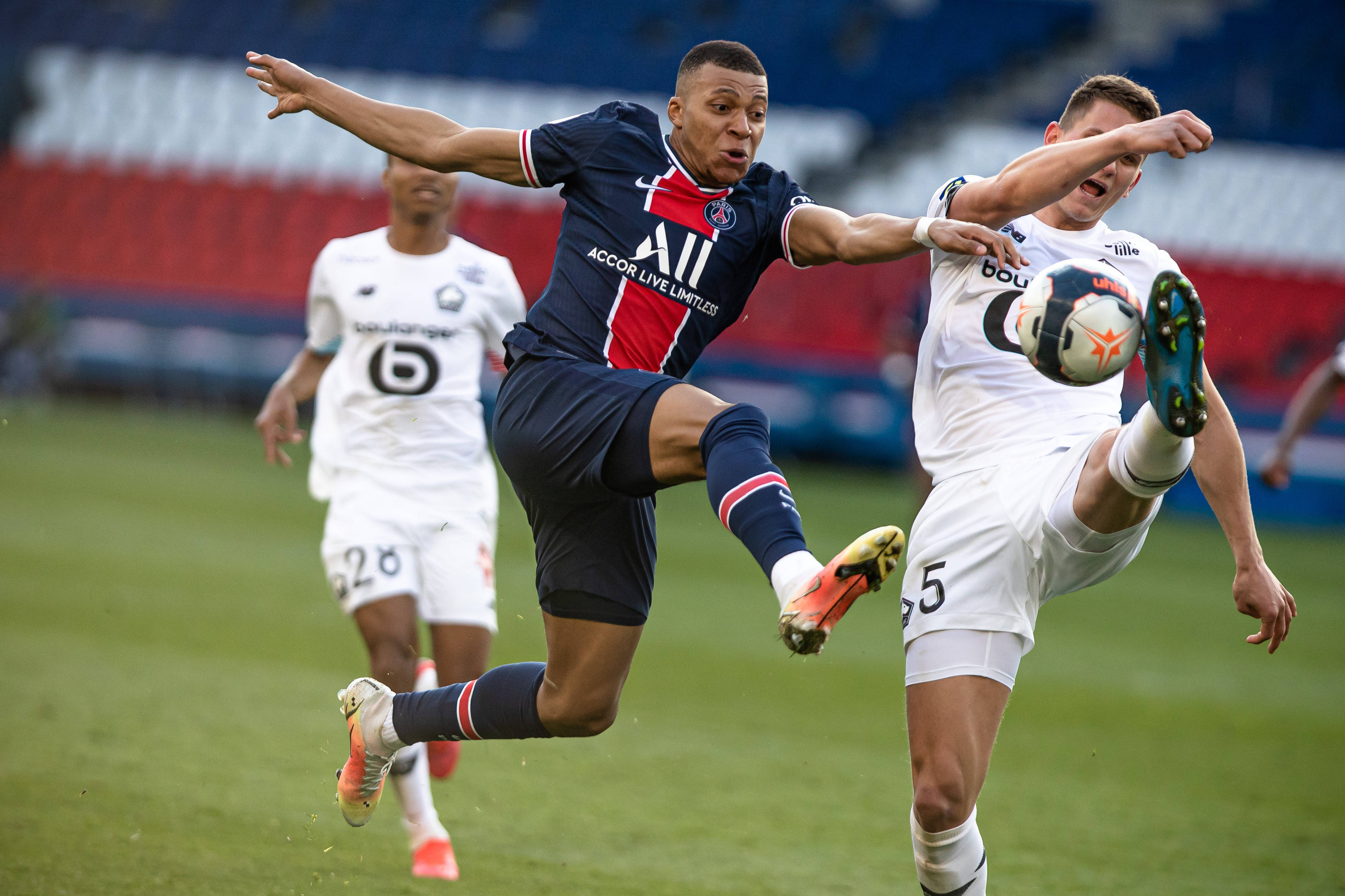 爱游戏平台-关于巴黎圣日耳曼发布备战花絮，转会期止住颓势，全明星赛任务艰巨，训练强度明显提升的信息